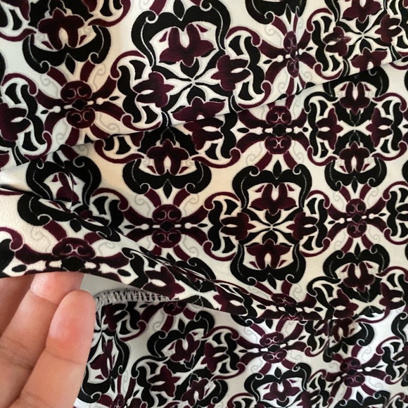 WHBM top in XL. Sleeveless geometric pattern - Picture 10 of 13